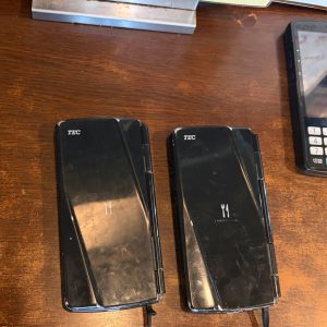 中古ハンディ「Order velocity」2台と決済端末を納品準備中｜出荷前の動作確認の様子をご紹介